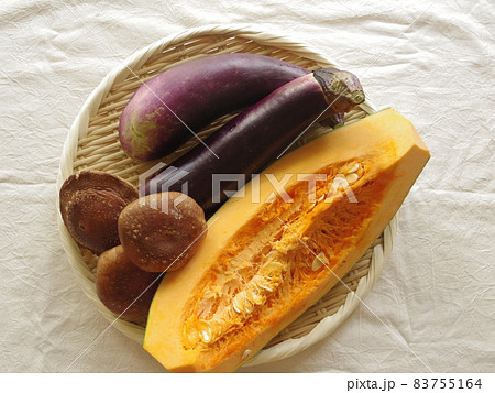 秋の野菜（南瓜、しいたけ、茄子） 83755164