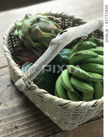 島バナナ、青パパイヤ、ドラゴンフルーツ 島バナナ、青パパイヤ、ドラゴンフルーツ 83755606