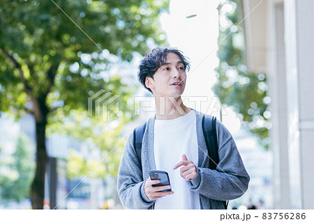 リュックを背負った男性 83756286