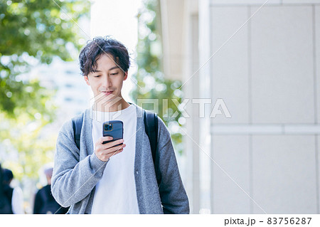 リュックを背負った男性 リュックを背負った男性 83756287