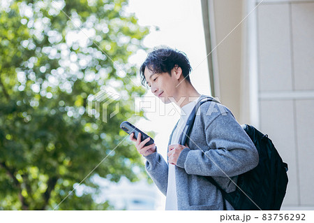 リュックを背負った男性 83756292