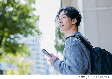 リュックを背負った男性 83756293