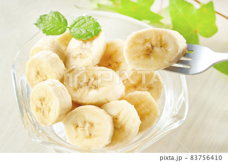 新鮮で美味しいバナナ 83756410