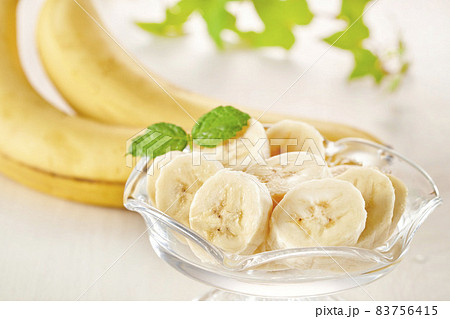 新鮮で美味しいバナナ 83756415