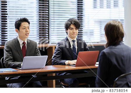 面接を受けるアジア人女性 83758054