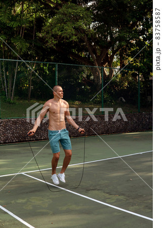 a man doing with rubber bands 83758587