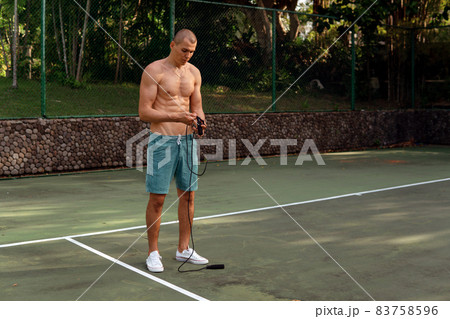 a man doing with rubber bands 83758596