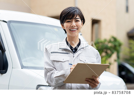 住宅に訪問する作業着を着た女性 住宅に訪問する作業着を着た女性 83758708