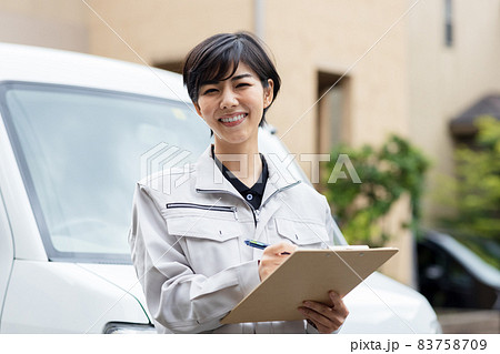 住宅に訪問する作業着を着た女性 住宅に訪問する作業着を着た女性 83758709