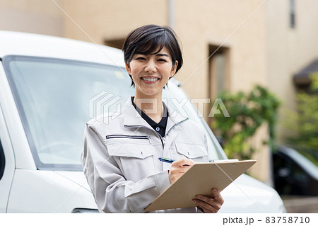 住宅に訪問する作業着を着た女性 住宅に訪問する作業着を着た女性 83758710
