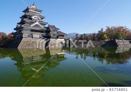 信州　松本　国宝　秋の松本城　現存する築城当時の姿を残す本物の天守 83758801