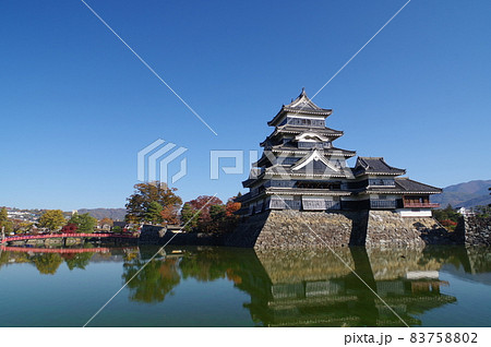 信州　松本　国宝　秋の松本城　現存する築城当時の姿を残す本物の天守 83758802