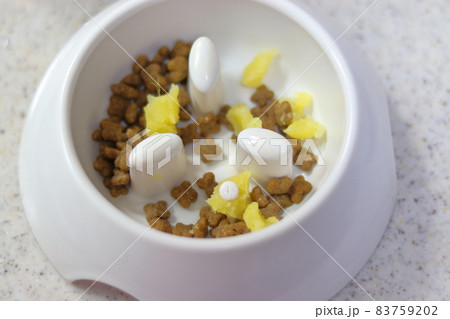 犬用の薬を食べやすくする為に、焼き芋を混ぜたドッグフード ノミマダニ駆除薬 犬用の薬を食べやすくする為に、焼き芋を混ぜたドッグフード ノミマダニ駆除薬 83759202