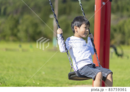 ブランコに乗る男の子 83759361