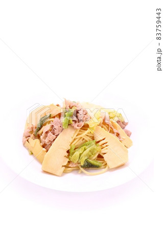 タケノコと春キャベツのパスタ 明るい背景 タケノコと春キャベツのパスタ 明るい背景 83759443