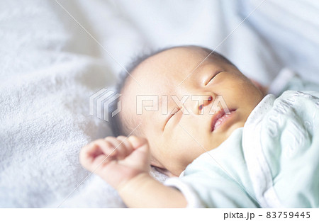 生後2週間の赤ちゃんの寝顔 生後2週間の赤ちゃんの寝顔 83759445