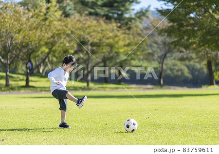 サッカーボールで遊ぶ男の子 83759611