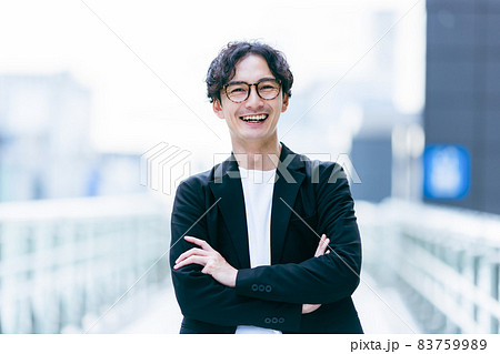 腕を組むビジネスマン 83759989