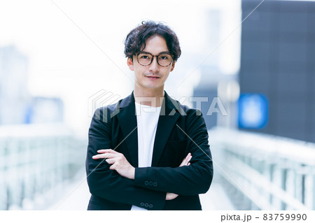 腕を組むビジネスマン 腕を組むビジネスマン 83759990