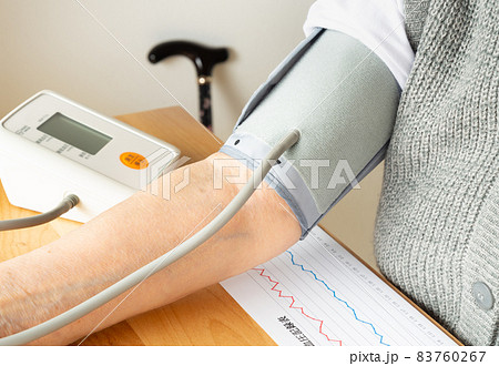 血圧計で血圧測定 高齢者の血圧測定 カフ式の血圧計 自宅での血圧測定 上腕式血圧計 血圧計で血圧測定 高齢者の血圧測定 カフ式の血圧計 自宅での血圧測定 上腕式血圧計 83760267