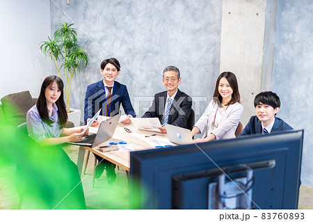 リモートでテレビ会議をするビジネスパーソン 83760893