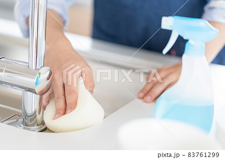 家事代行 キッチンの清掃をする男性の手元 家事代行 キッチンの清掃をする男性の手元 83761299
