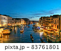 イタリアのヴェネチアの美しい夜景 83761801