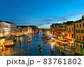 イタリアのヴェネチアの美しい夜景 83761802