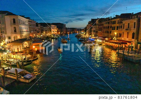 イタリアのヴェネチアの美しい夜景 83761804