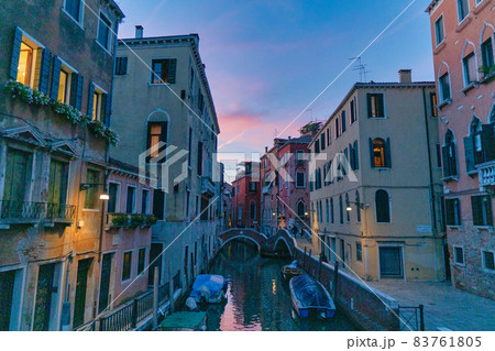 イタリアのヴェネチアの美しい夜景 83761805