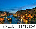 イタリアのヴェネチアの美しい夜景 83761806