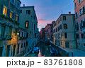 イタリアのヴェネチアの美しい夜景 83761808