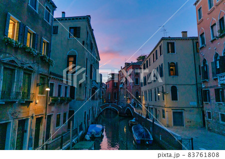 イタリアのヴェネチアの美しい夜景 83761808