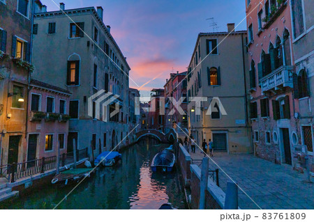 イタリアのヴェネチアの美しい夜景 83761809