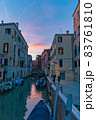 イタリアのヴェネチアの美しい夜景 83761810