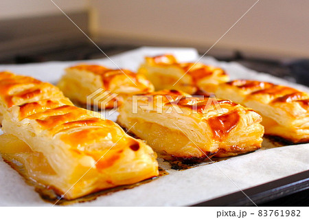 焼きたてのアップルパイ 83761982