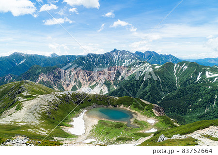 鷲羽岳山頂から見る鷲羽池と槍ヶ岳の写真素材 [83762664] - PIXTA