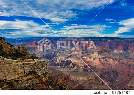 地球の歴史を刻んだ地層の雄大な景観 地球の歴史を刻んだ地層の雄大な景観 83763404