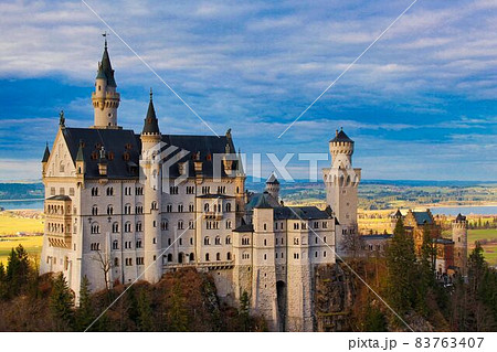 紅葉の中のノイシュバンシュタイン城 83763407