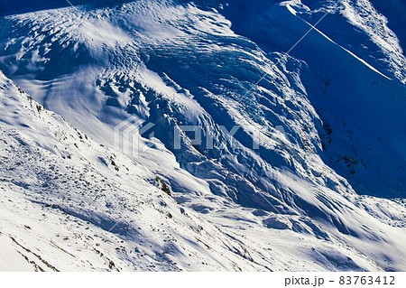 ツェルマットの雪原と陰影 ツェルマットの雪原と陰影 83763412