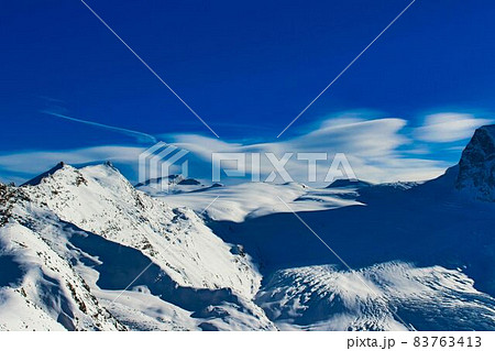 ツェルマットから見た雪山と流れる雲 83763413
