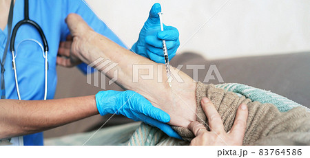 The nurse makes an injection with the vaccine to the patient at home. 83764586