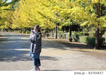 チワワを抱っこ散歩する女性 チワワを抱っこ散歩する女性 83764657