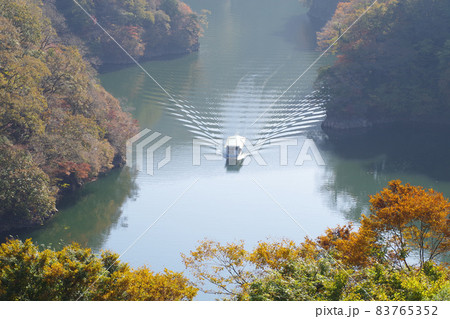 帝釈峡神龍湖を走る遊覧船の景色 帝釈峡神龍湖を走る遊覧船の景色 83765352