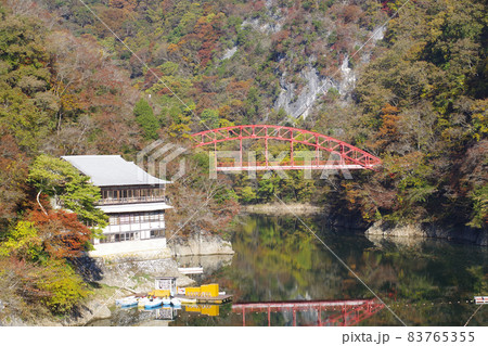 帝釈峡の紅葉と赤い橋の景色 帝釈峡の紅葉と赤い橋の景色 83765355