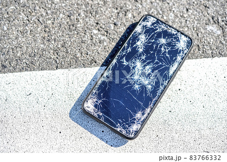 バイクから落として画面の割れたスマホ バイクから落として画面の割れたスマホ 83766332