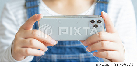 スマホで動画を見る女の子 バナーサイズ スマホで動画を見る女の子 バナーサイズ 83766979