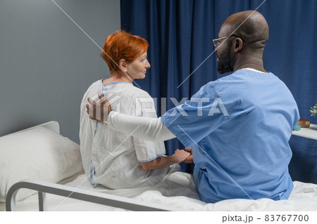 Doctor talking to patient in the ward 83767700