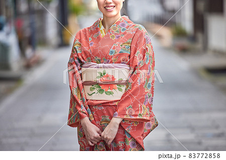 着物で観光する若い女性 着物で観光する若い女性 83772858
