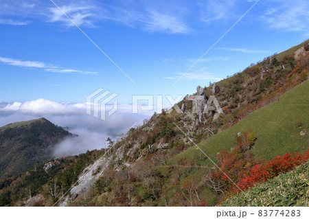 剣山と丸笹山 御塔石 秋 (徳島県 日本百名山) 剣山と丸笹山 御塔石 秋 (徳島県 日本百名山) 83774283